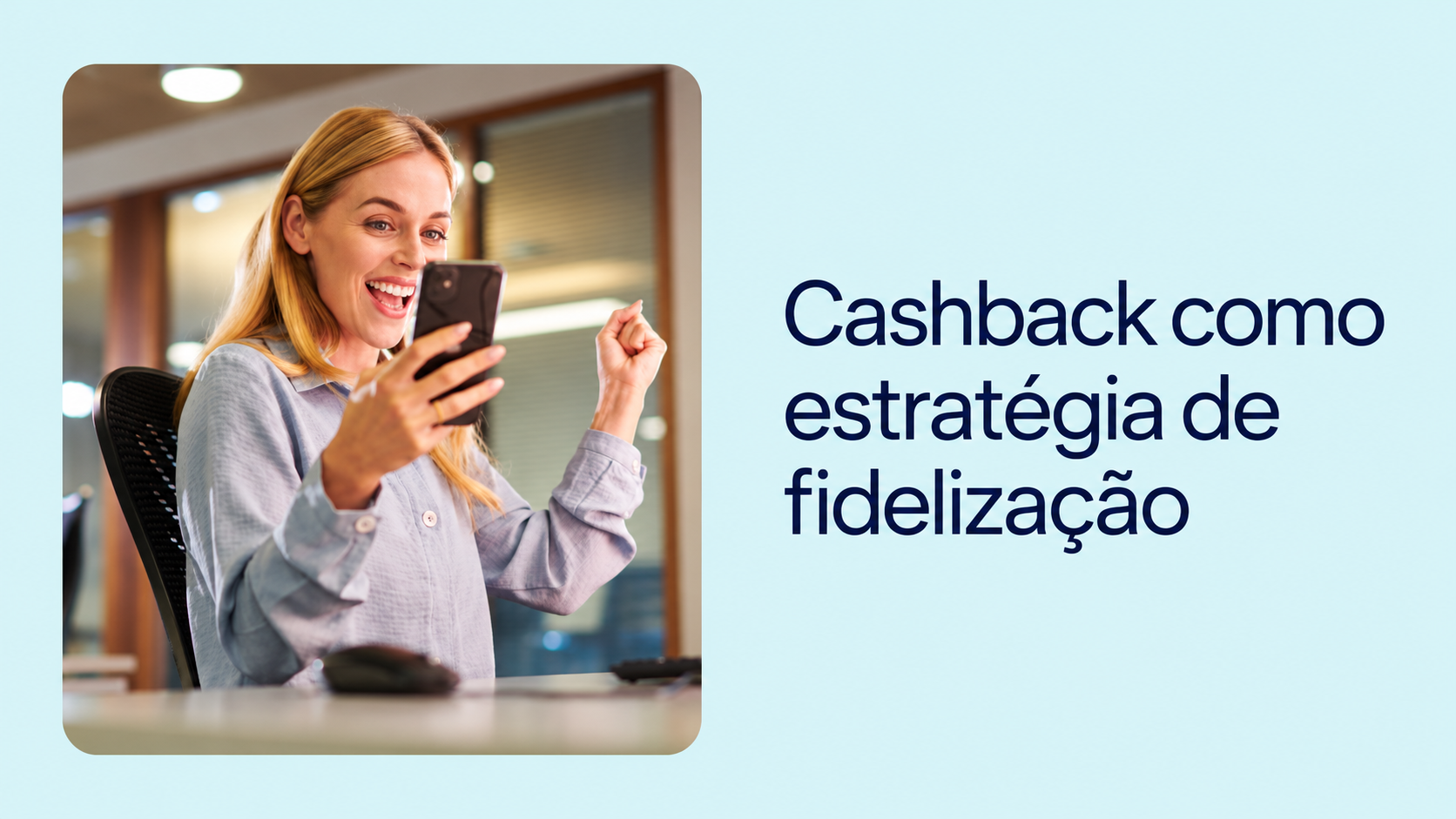 Mulher sorridente segurando um celular em um escritório, ao lado do título “Cashback como estratégia de fidelização”, sobre fundo azul-claro.